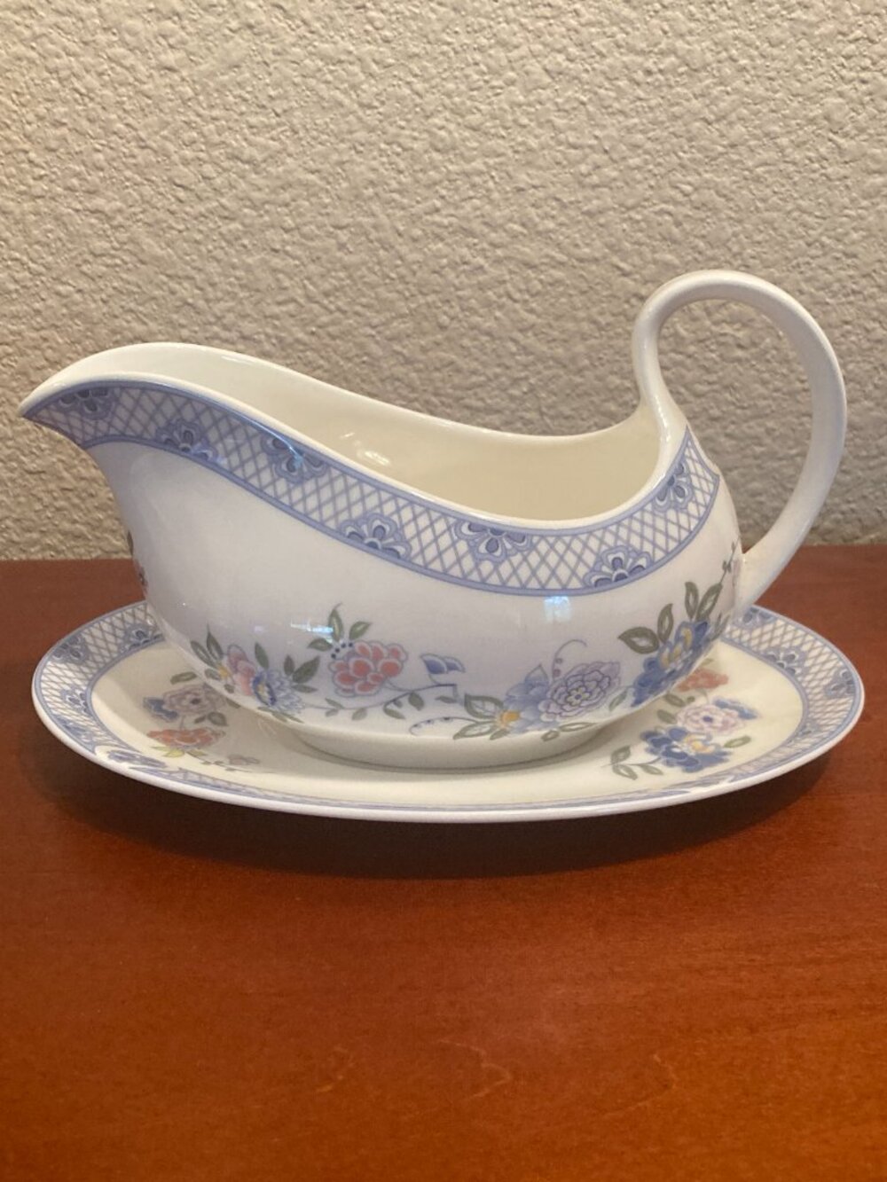 ✨ Royal Doulton “Coniston” Gravy Boat w/ Underplate – 1973